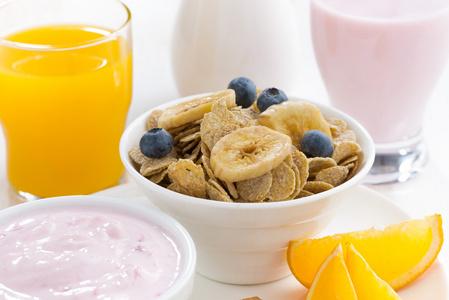 健康早餐-浆果, 水果和谷类食品上的产品以水果, 浆果和谷类食品的